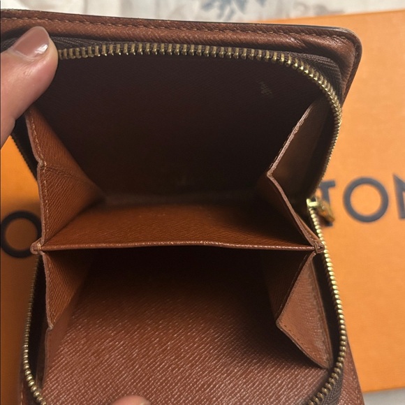 Louis Vuitton Brown Monogram with zipper - Picture 5 of 8